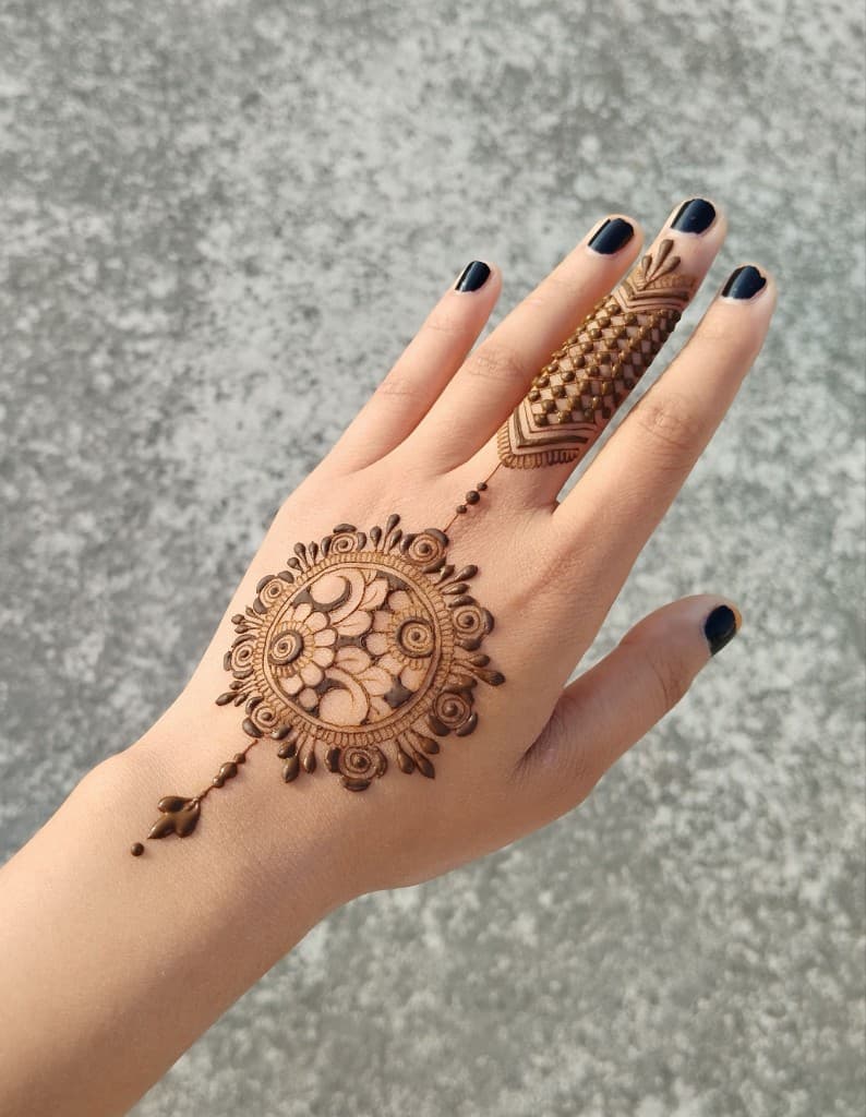 Minimal mandala back-hand